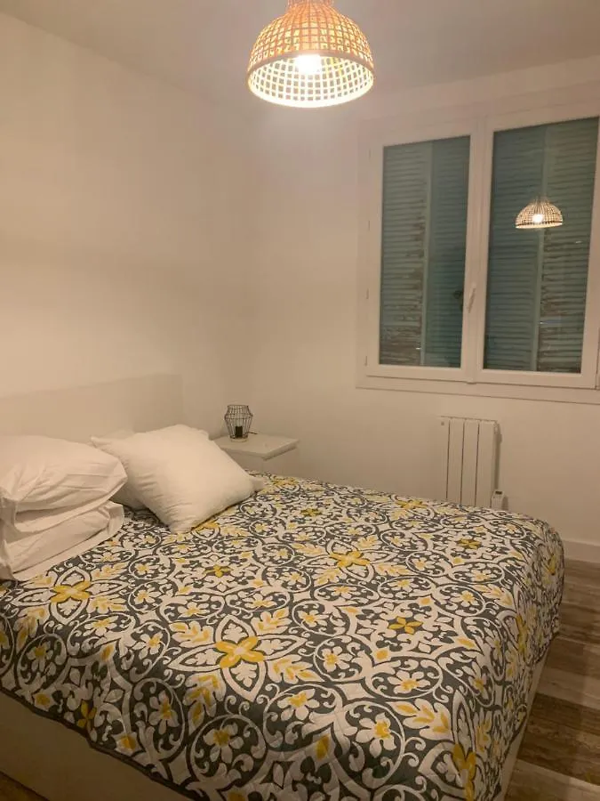 Cassis Centre: Beachside Apartment Steps from Port France
