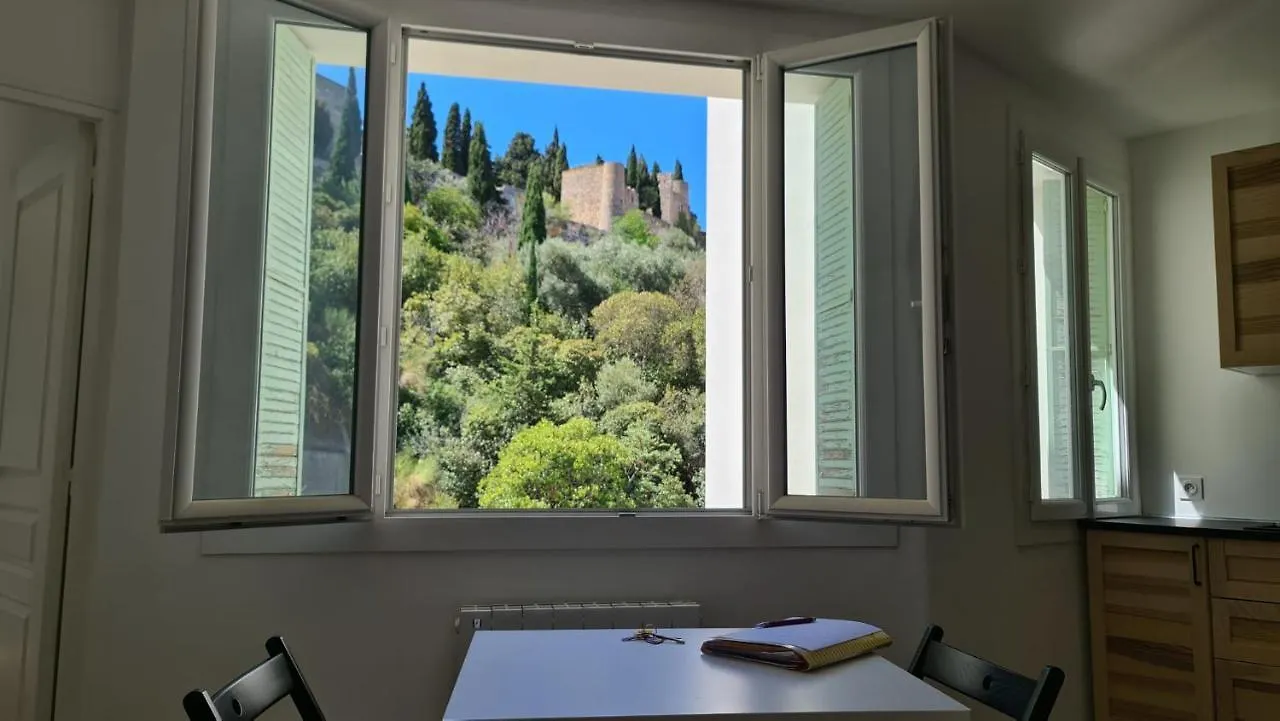 Cassis Centre: Beachside Apartment Steps from Port