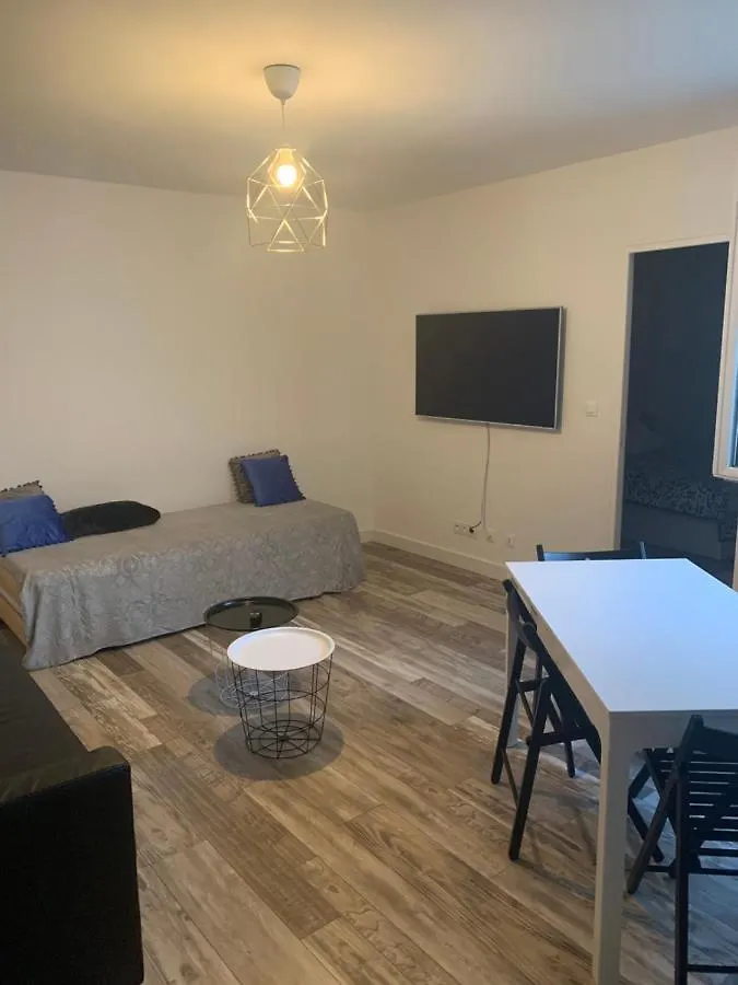 Cassis Centre: Beachside Apartment Steps from Port